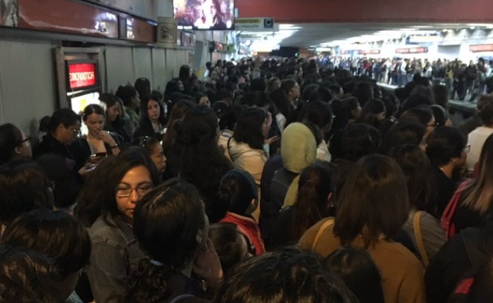 ¡Bien raro! Colapsa Línea 7 del Metro - Contrapeso