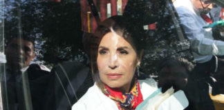Rosario Robles entrega pasaporte