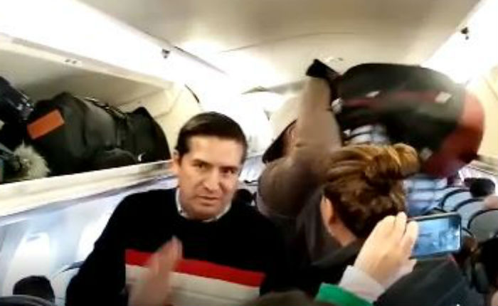 Familia Se Baja De Avion Comercial Para No Viajar Con Amlo Video Contrapeso