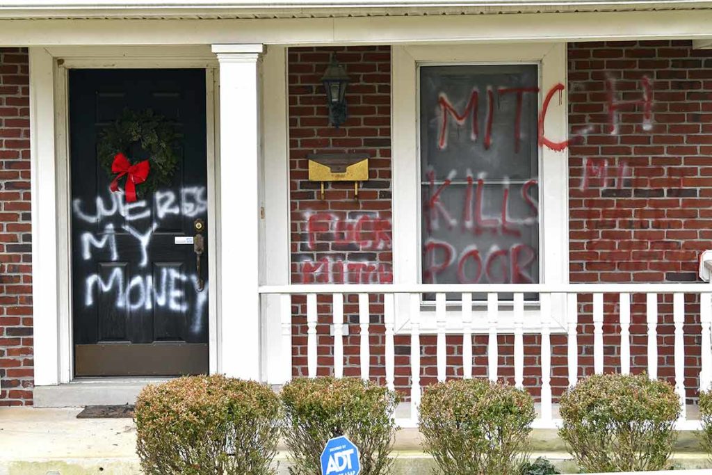 Vandalizan las casa de McConnell y Pelosi, líderes del Congreso de EU
