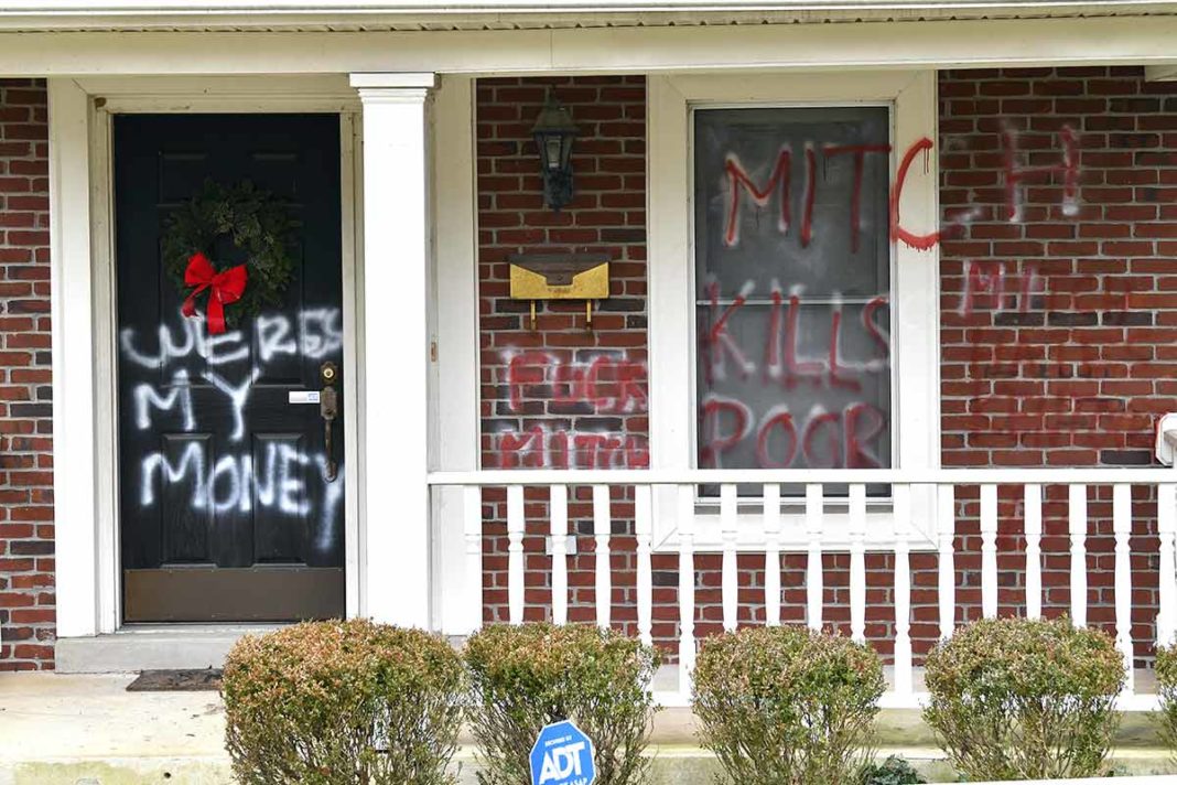 Vandalizan las casa de McConnell y Pelosi, líderes del Congreso de EU