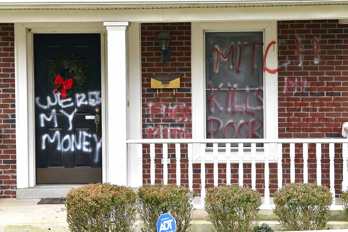 Vandalizan las casa de McConnell y Pelosi, líderes del Congreso de EU